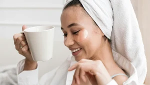 Opuchlizna, cienie, zmarszczki? Tak poradzisz sobie z nimi w kilka minut