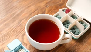 Popijasz leki herbatą? Konsekwencje dla zdrowia mogą być poważne