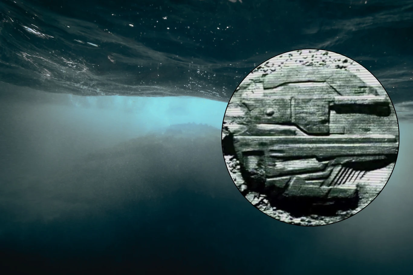 Ciemne wody morskie z widocznym zanurzeniem i okrągłym powiększeniem przedstawiającym tajemniczy, geometryczny obiekt na dnie, przypominający wrak lub niezwykłą formację.