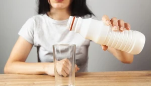 Płaski brzuch w szklance? Kefir podbił internet. Czy naprawdę działa?