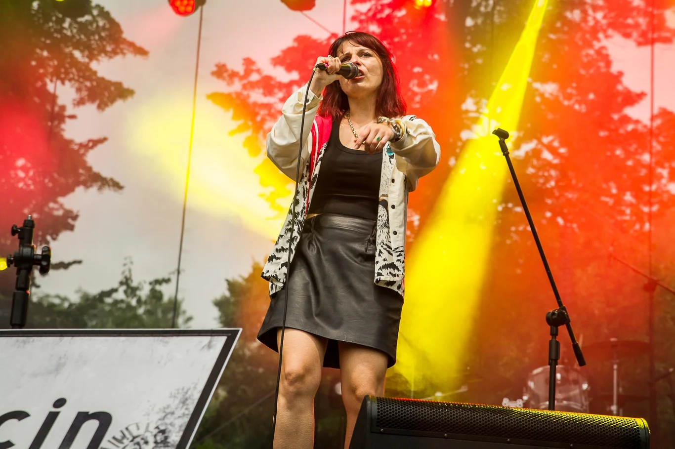 Na scenie Festiwalu FAMA pojawi się m.in. Izzy and the Black Trees Wokalistka śpiewająca na scenie podczas koncertu plenerowego, tło oświetlone jest kolorowymi światłami, wokół znajdują się instrumenty muzyczne i sceniczne akcesoria