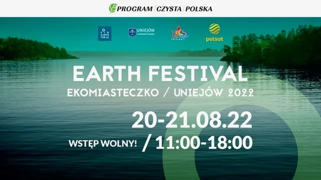 Plakat promujący Earth Festival Ekomiasteczko Uniejów 2022, na tle jeziora i drzew znajdują się logotypy organizatorów, daty wydarzenia oraz informacje o wolnym wstępie i godzinach.