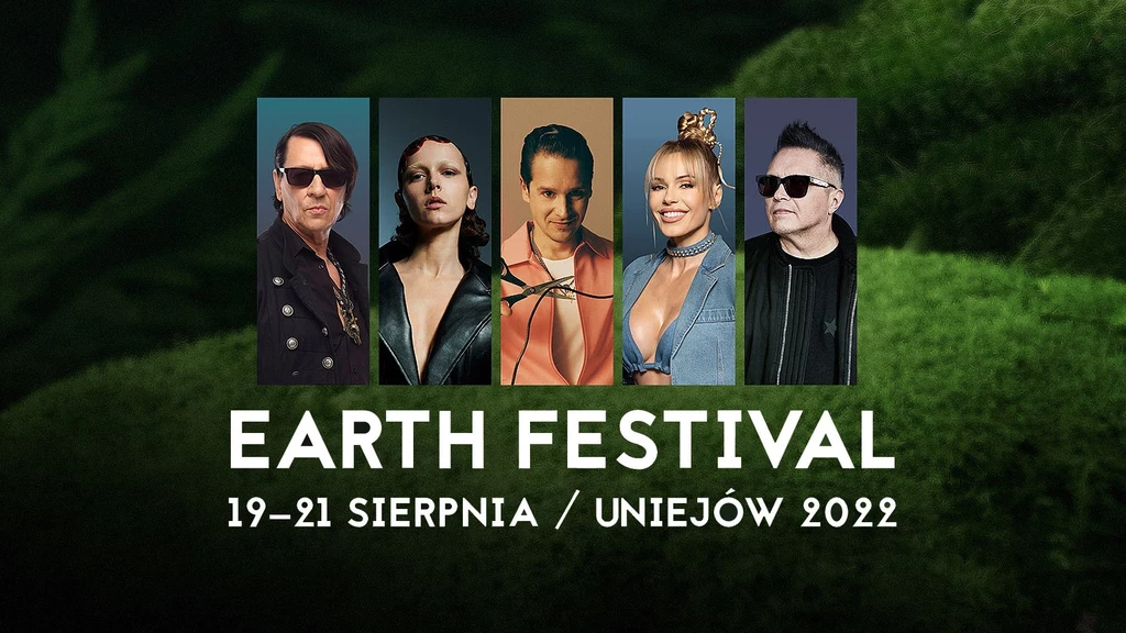 Zdjęcia pięciu artystów oraz napis informujący o festiwalu muzycznym Earth Festival, który odbywa się w Uniejowie w dniach 19-21 sierpnia 2022 roku, na tle zieleni nawiązującej do natury.