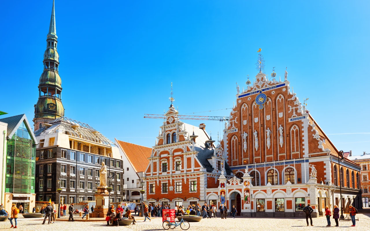 Plac Ratuszowy (po lewej kościół świętego Piotra, po prawej Dom Bractwa Czarnogłowych)