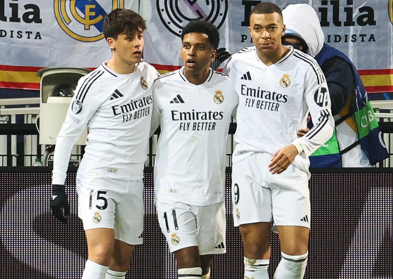 W najbliższych dniach może dojść do głośnego rozstania z Realem Madryt Trzech piłkarzy w białych strojach Realu Madryt stoi razem na boisku, przy czym jeden obejmuje drugiego, a w tle widoczne są klubowe flagi i transparenty.