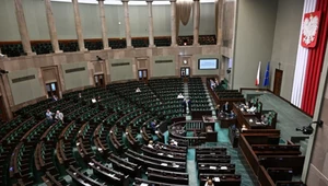 Sondaż: Problemy koalicjantów Tuska, cztery ugrupowania w Sejmie