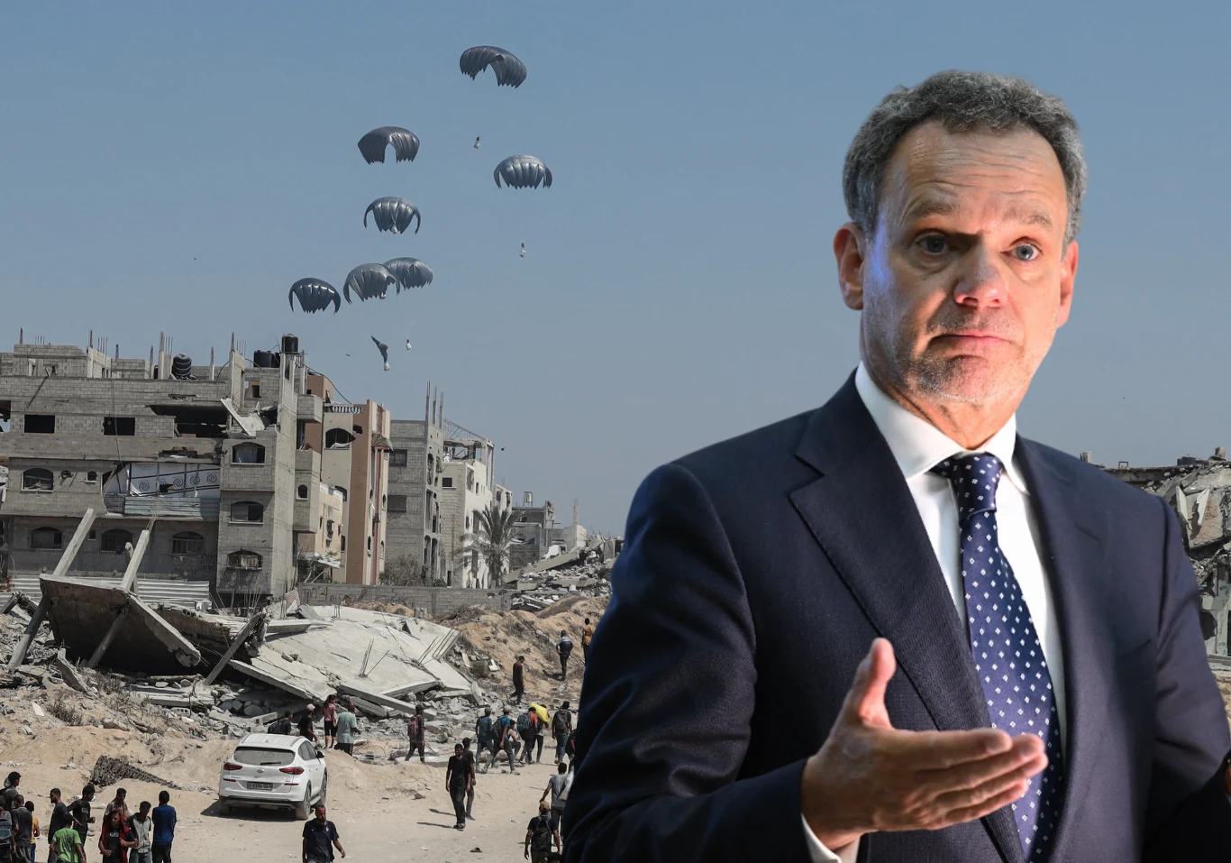 Izrael blokuje pomoc humanitarną dla Strefy Gazy. Holandia reaguje. Na zdj. minister Caspar Veldkamp Mężczyzna w garniturze stoi na pierwszym planie na tle zniszczonych budynków, wśród których przemieszczają się ludzie, a nad ruinami lądują wojskowi spadochroniarze.