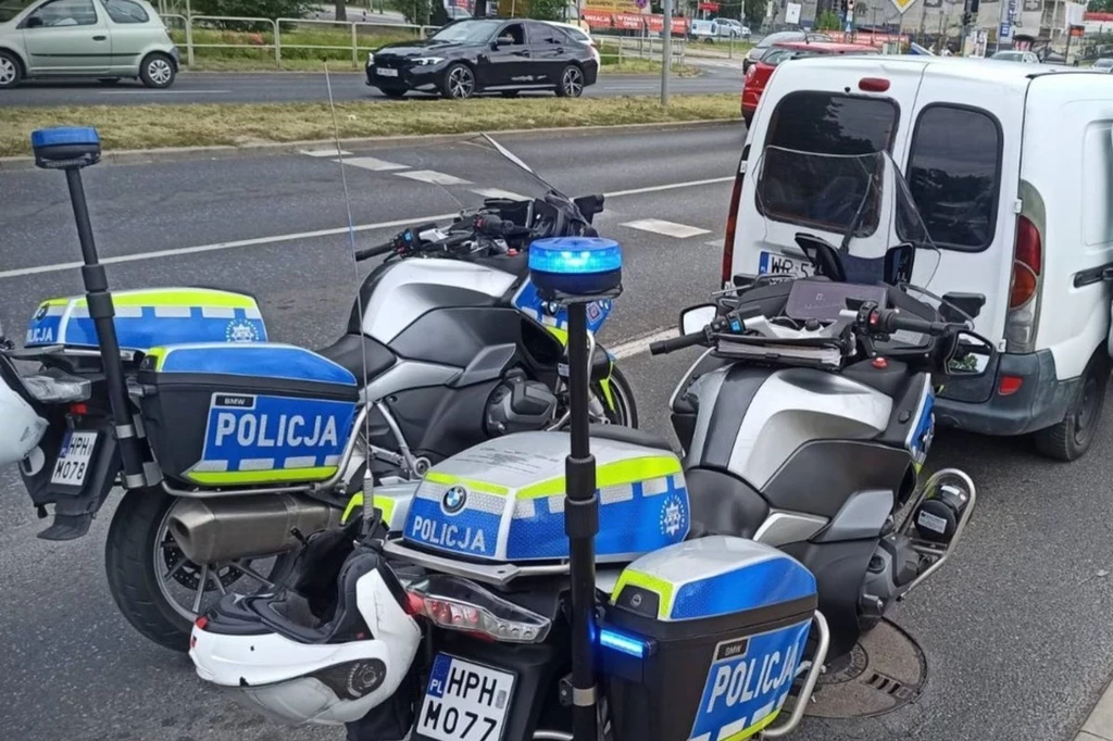 Policjanci wyczuli dziwną woń wydobywającą się z auta.