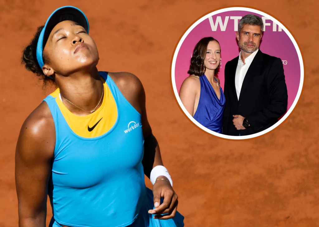Na zdjęciu: Naomi Osaka, Iga Świątek i Tomasz Wiktorowski Tenisistka w niebieskim stroju sportowym na korcie ziemnym z wyrazem skupienia lub rozczarowania na twarzy, w prawym górnym rogu wstawka z dwoma elegancko ubranymi osobami pozującymi na tle ścianki turniejowej.