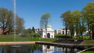 O tym kurorcie nad morzem mało kto słyszał. Ma szerokie plaże i lecznicze błota