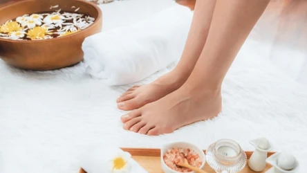 Przetestuj domowy sposób na gładkie pięty – folia spożywcza zaskoczy cię efektami!