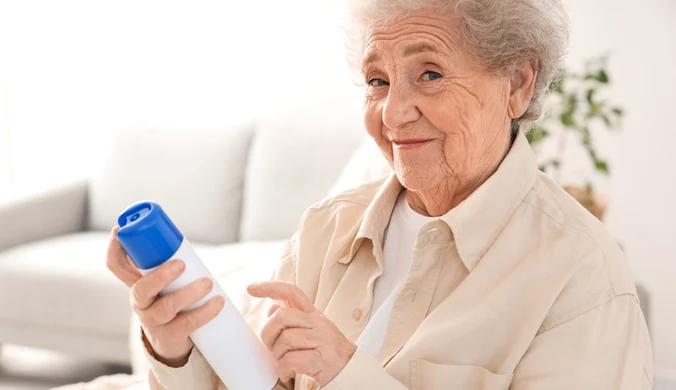 Dezodoranty i antyperspiranty dla seniorów. Jak wybrać najlepszy produkt?