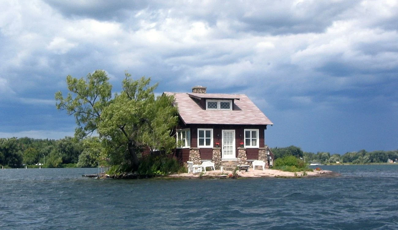 Hub Island, znana również jako Just Room Enough Island, ma zaledwie 306 metrów kwadratowych Hub Island, znana również jako Just Room Enough Island, ma zaledwie 306 metrów kwadratowych