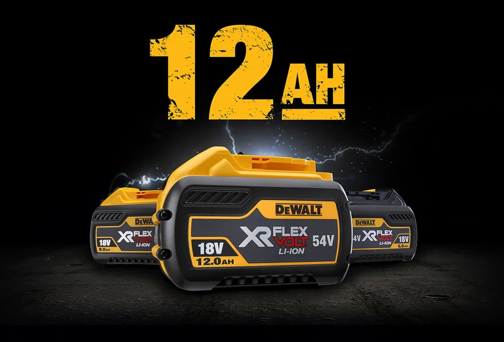 Akumulatory XR FLEXVOLT są wstecznie kompatybilne ze wszystkimi produktami i ładowarkami Trzy akumulatory DEWALT XR FLEXVOLT o napięciu 18V i 54V z pojemnością 12,0 Ah ustawione na ciemnym tle z błyszczącymi detalami, duży napis informujący o pojemności akumulatora.