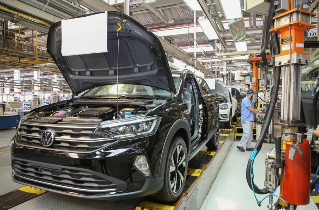 Europejskie koncerny motoryzacyjne mierzą się z wyzwaniami wynikającymi z nowych ceł na import samochodów do USA, które wpływają na ich wyniki finansowe i konkurencyjność. Europejskie koncerny motoryzacyjne mierzą się z wyzwaniami wynikającymi z nowych ceł na import samochodów do USA, które wpływają na ich wyniki finansowe i konkurencyjność.