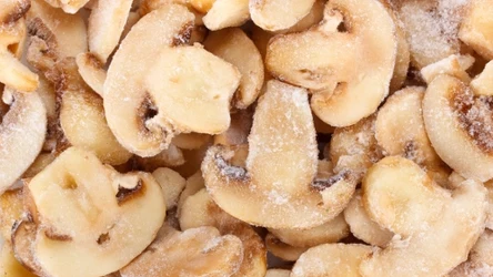 Zamrożone pieczarki nie wymagają rozmrażania – można je wrzucić prosto z zamrażarki na rozgrzaną patelnię.