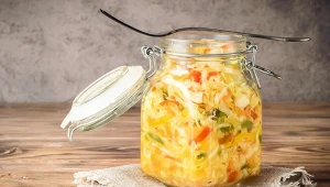 Sałatka z kapusty do słoików to zdrowy i smaczny dodatek do mięs lub ryb
