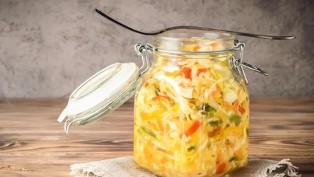 Sałatka z kapusty do słoików to zdrowy i smaczny dodatek do mięs lub ryb
