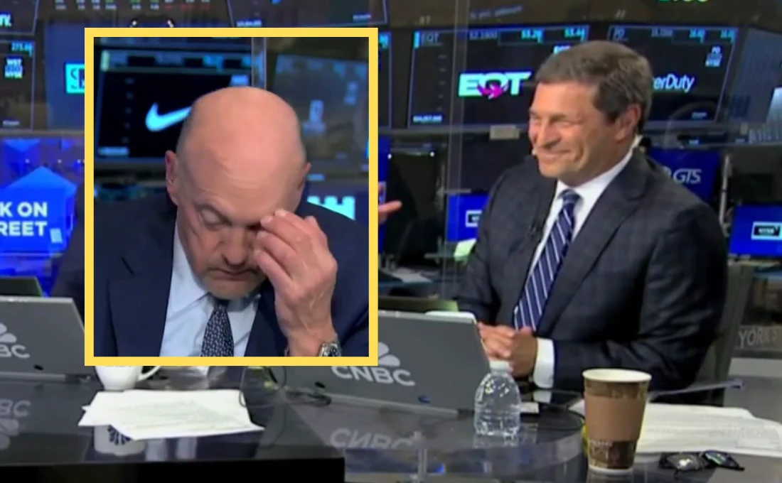 Wpadka na antenie amerykańskiej telewizji Dwóch mężczyzn siedzi w studiu telewizyjnym przy biurkach z laptopami i filiżankami, z czego jeden z nich pochyla głowę i trzyma dłoń przy twarzy, a drugi się uśmiecha