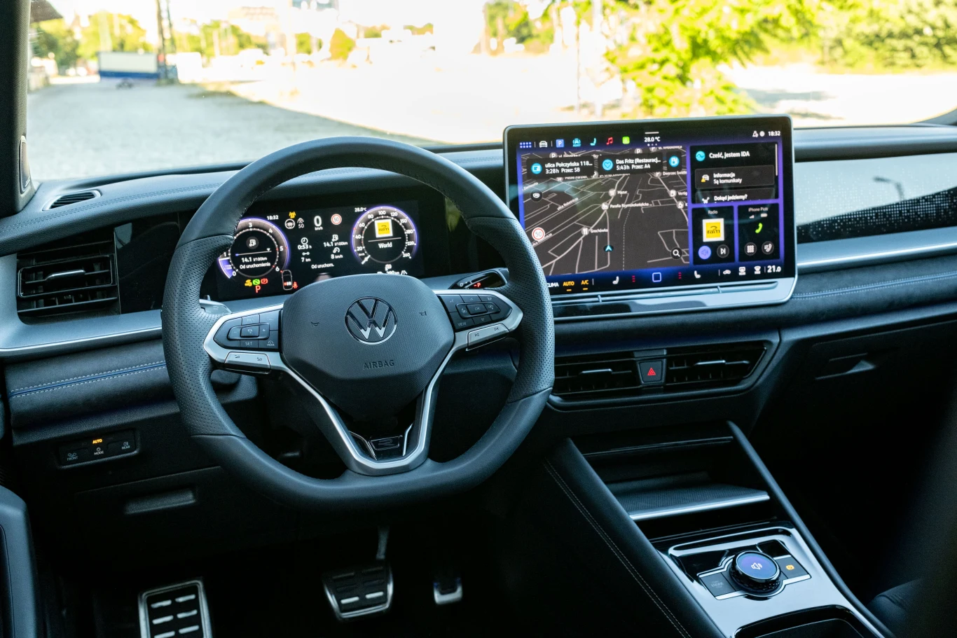 Deska rozdzielcza jest wykonana w większości z materiałów wyglądających na solidne; część plastików sprawia jednak wrażenie (zbyt) tanich jak na cenę auta. Kokpit nowoczesnego samochodu marki Volkswagen z cyfrowym zestawem wskaźników oraz dużym ekranem systemu multimedialnego z funkcją nawigacji, nowoczesną kierownicą i minimalistyczną deską rozdzielczą.