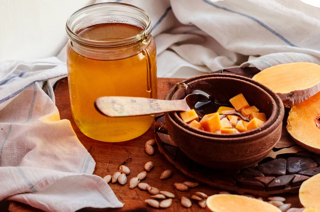 Regularne sięganie po naturalne składniki, takie jak miód, daje skórze szansę na regenerację w sposób delikatny i harmonijny Regularne sięganie po naturalne składniki, takie jak papaja i miód, daje skórze szansę na regenerację w sposób delikatny i harmonijny