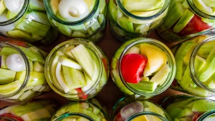 Letnie warzywa marynowane w słoikach to pyszna przekąska do obiadu i na kanapki 