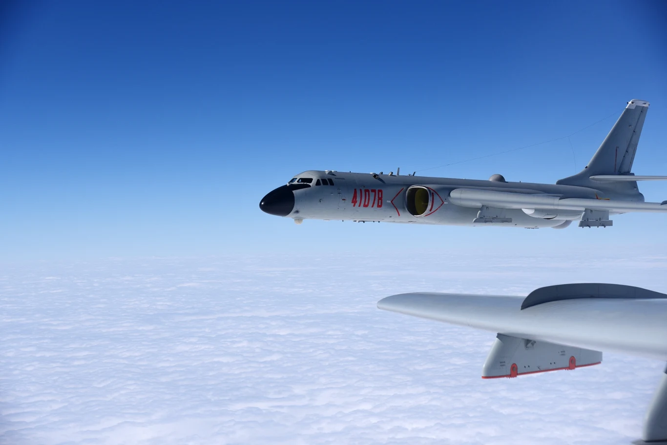 Chiński bombowiec dalekiego zasięgu H-6K podczas ćwiczeń nad wodami Morza Południowochińskiego Chiński bombowiec wojskowy H-6K