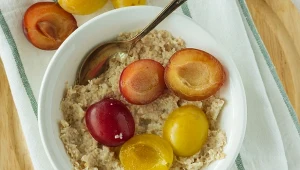 Świeże śliwki bogate są w potas, który ma działanie obniżające ciśnienie tętnicze krwi. Jedz ok 5 sztuk dziennie