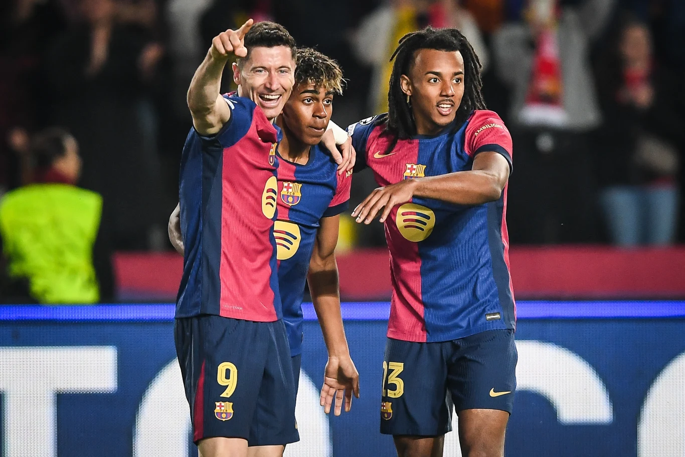 Jules Kounde jest zawodnikiem FC Barcelona od 2022 roku Trzech piłkarzy w niebiesko-bordowych strojach drużyny FC Barcelona, uśmiechnięci, świętujący wspólnie na boisku w świetle stadionowych reflektorów.