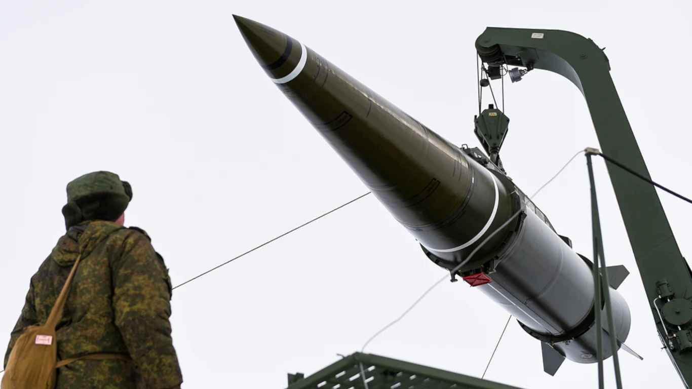 Rosjanie zaatakowali Ukrainę pociskami Iskander. Pokazano nagranie wielkiego uderzenia Żołnierz w mundurze obserwuje montowany na specjalnym podnośniku pocisk rakietowy skierowany w górę, pośród jasnego, rozjaśnionego nieba.