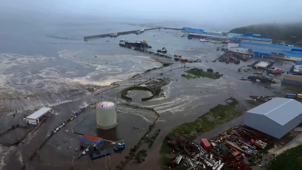 Po trzęsieniu ziemi u wybrzeży Kamczatki w regiony we wschodniej Rosji uderzyło tsunami Po trzęsieniu ziemi u wybrzeży Kamczatki w regiony we wschodniej Rosji uderzyło tsunami