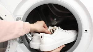 Pierzesz buty w pralce? Ustaw ją w ten sposób, inaczej mogą się zniszczyć 