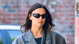 Buty do pływania nie tylko na plażę? Irina Shayk nosi je... na ulicy