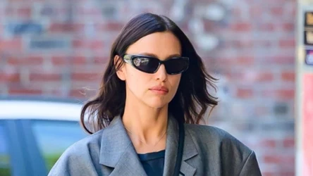 Buty do pływania nie tylko na plażę? Irina Shayk nosi je... na ulicy