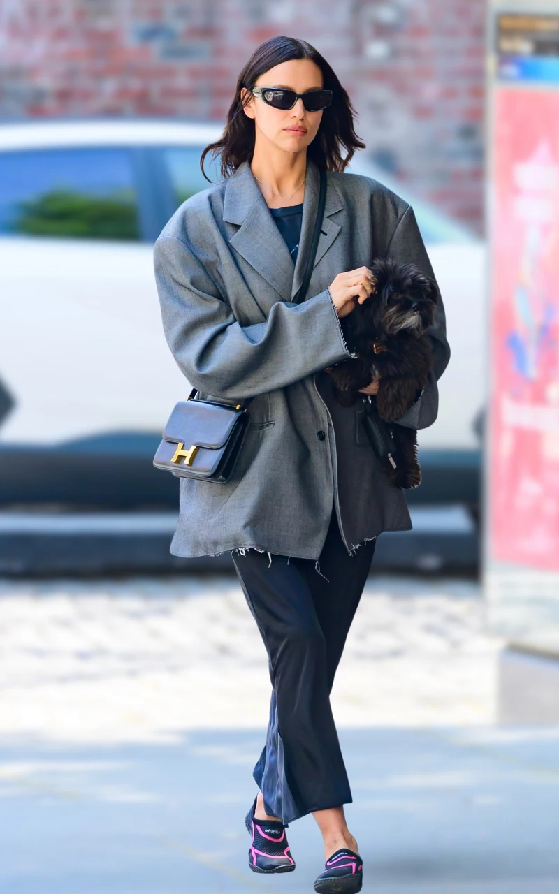 Irina Shayk lubi bawić się modą. Ostatnio często wybiera nietypowe i uznawane za "nieładne" buty