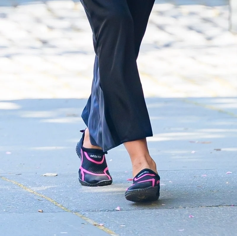 Buty do pływania nie tylko do pływania? Irina Shayk założyła je do codziennej stylizacji