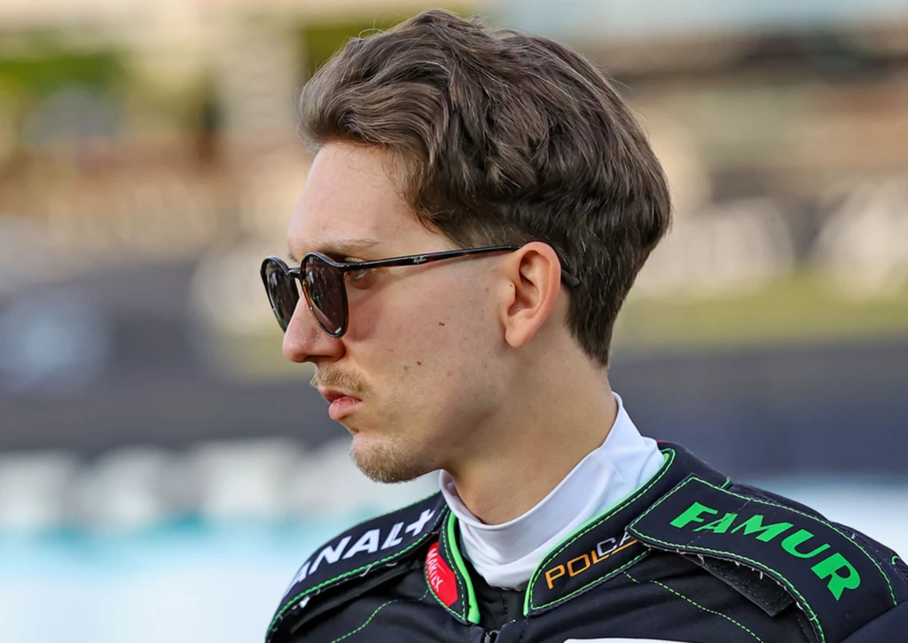 Maksym Drabik odżył w ROW-ie Rybnik. Młody mężczyzna w sportowym stroju z wyraźnymi naszywkami sponsorów, patrzący w bok, w okularach przeciwsłonecznych, z dobrze widocznym profilem twarzy