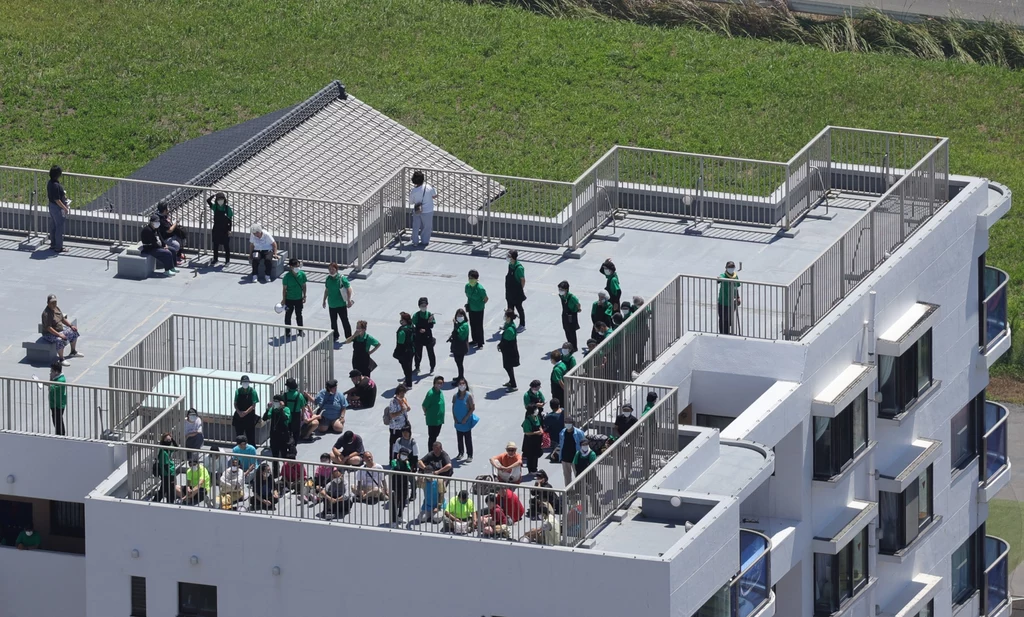 Ostrzeżenia przed tsunami w Japonii. Ludzie zaczęli wchodzić na dachy budynków nieopodal wybrzeża