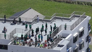 Japonia szykuje się na tsunami. Ludzie szukają schronienia na dachach