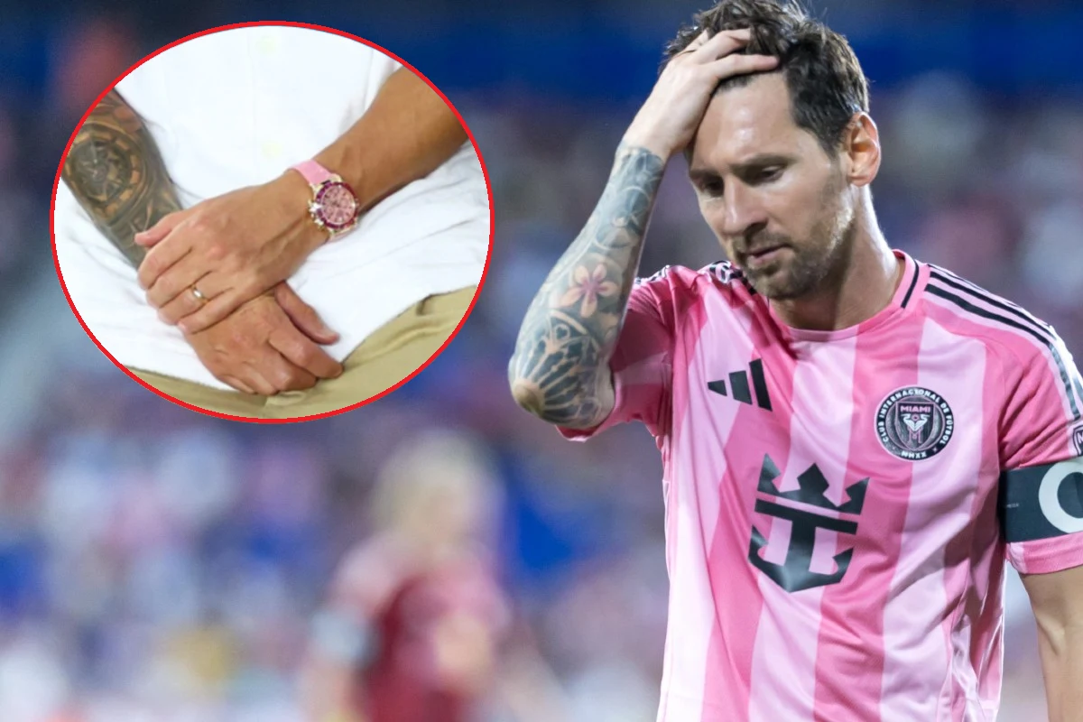 Messi, zegarek Piłkarz w różowej koszulce z opaską kapitana trzyma się za głowę w geście zmartwienia; w kółku powiększenie przedstawiające rękę z tatuażem oraz różowym zegarkiem.