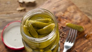 Ogórki po królewsku są idealną imprezową przegryzką 