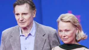 Nikt się tego nie spodziewał. Pamela Anderson i Liam Neeson jednak są parą!