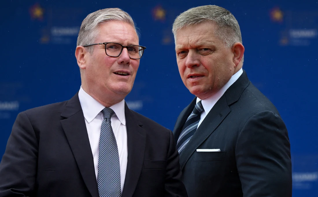 Robert Fico oskarża Wielką Brytanię o ingerencję w wybory Dwóch mężczyzn ubranych w garnitury stoi na tle niebieskiej ścianki z logotypami, obaj patrzą w stronę aparatu, sprawiają wrażenie uczestników oficjalnego wydarzenia.