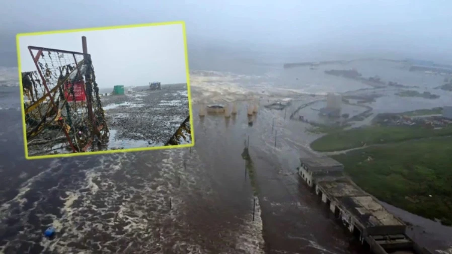 Trzęsienie ziemi w Rosji. Tsunami uderzyło w Siewiero-Kurilsk Rozległy zalany teren z częściowo zatopionymi budynkami i infrastrukturą, ciemne niebo oraz wzburzone wody po nasilonych opadach, a w lewym górnym rogu znajduje się wstawka ukazująca ogrodzenie i zalane podwórze.