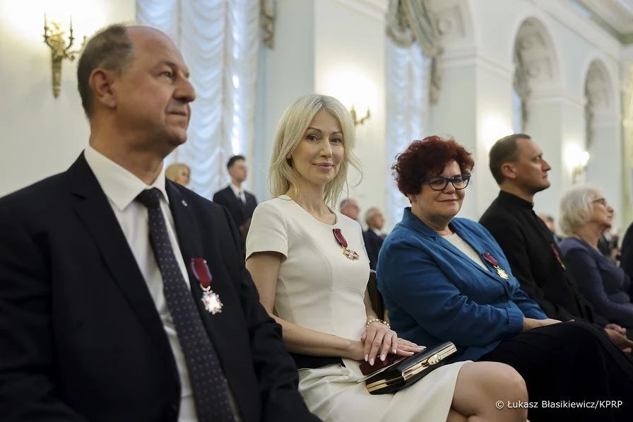 Magdalena Ogórek (C) otrzymała Złoty Krzyż Zasługi Magdalena Ogórek (C) otrzymała Złoty Krzyż Zasługi