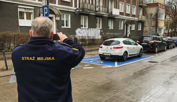 Jaki mandat grozi za nieuprawnione parkowanie na kopercie? 