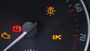 Kierowcy ignorują kontrolkę EPC. Potem dziwią się, że leci mandat