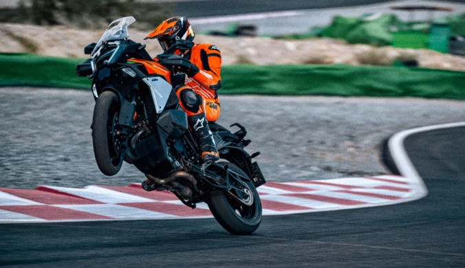 KTM 1390 Super Adventure S EVO na rok 2025 zyskał szereg modyfikacji. W tym modelu KTM upatruje spore szanse.