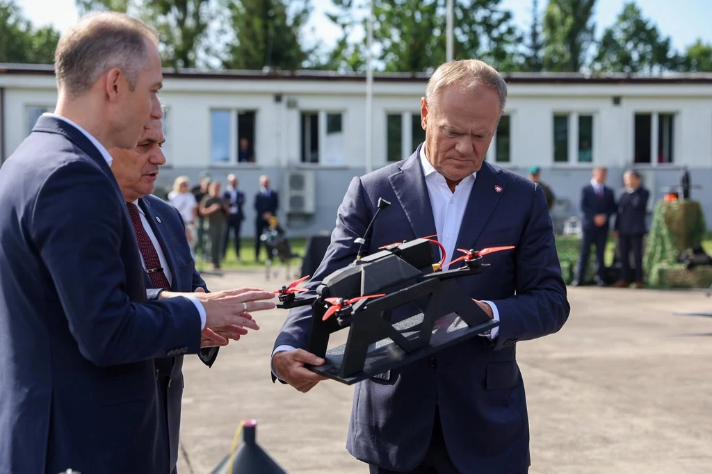 Donald Tusk egzaminuje dron o nazwie Kleszcz. Premier zapowiedział wielkie zmiany w finansowaniu zakupów dla armii