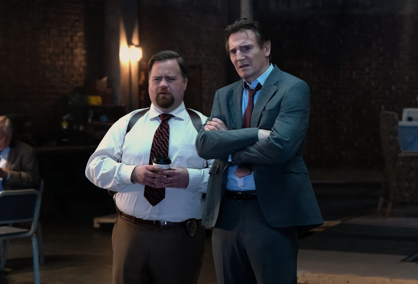 Paul Walter Hauser i Liam Neeson w filmie "Naga broń"